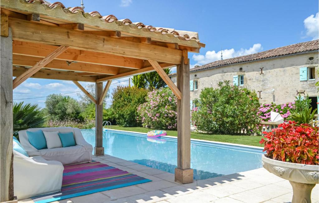 Stunning home in St. Quentin de Caplong w/ 2 Bedrooms