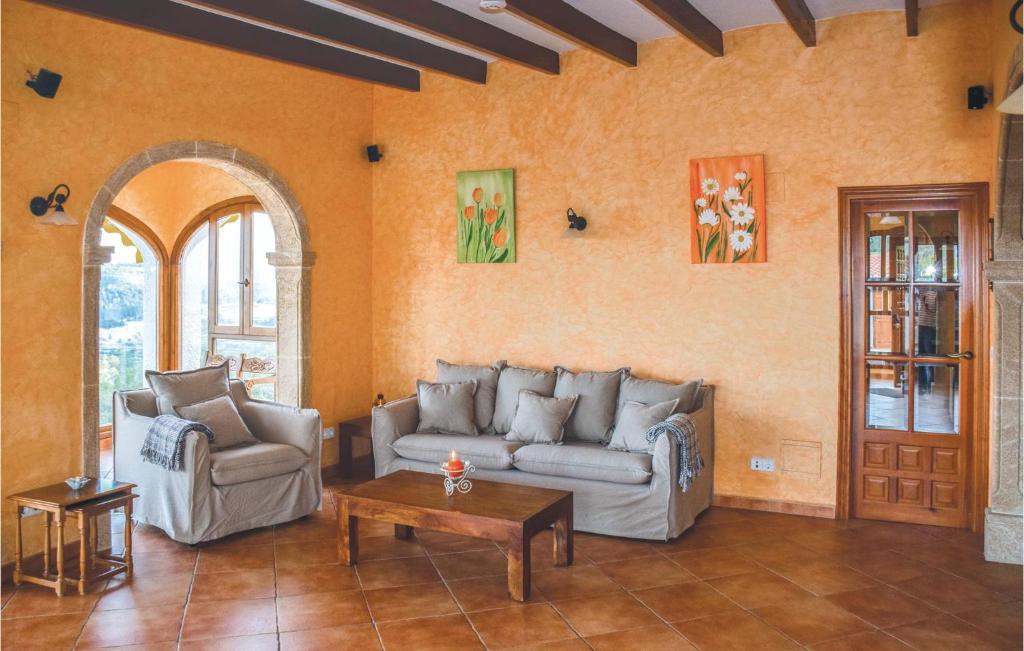 3 Bedroom Beautiful Home In Oliva - 2