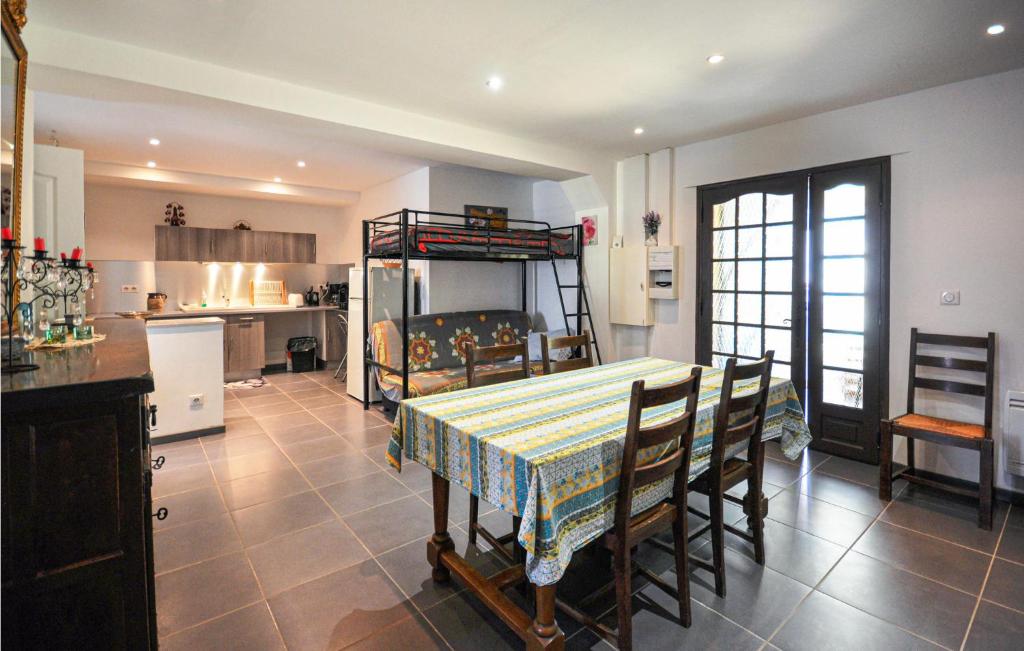 Cozy Apartment In Six Fours Les Plages - 2