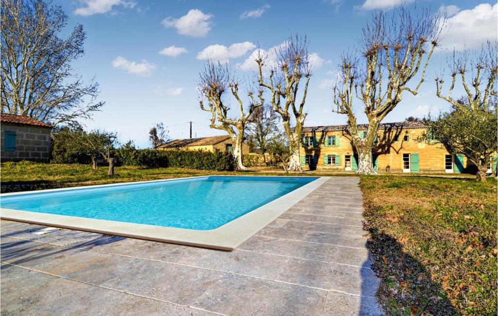 Nice home in Saint-Maximin with WiFi, Private swimming pool and 5 Bedrooms