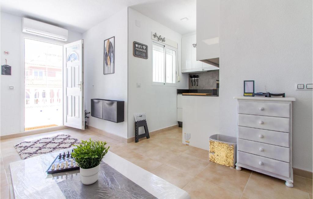 Beautiful Apartment In Torrevieja - 3