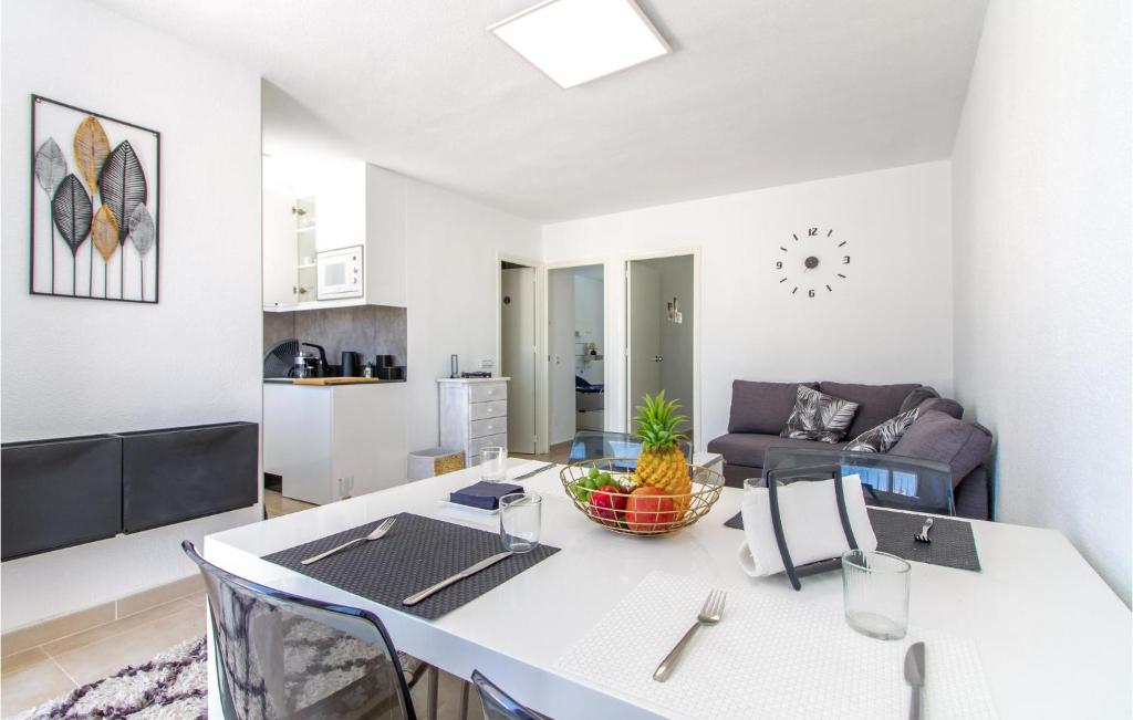Beautiful Apartment In Torrevieja - 4