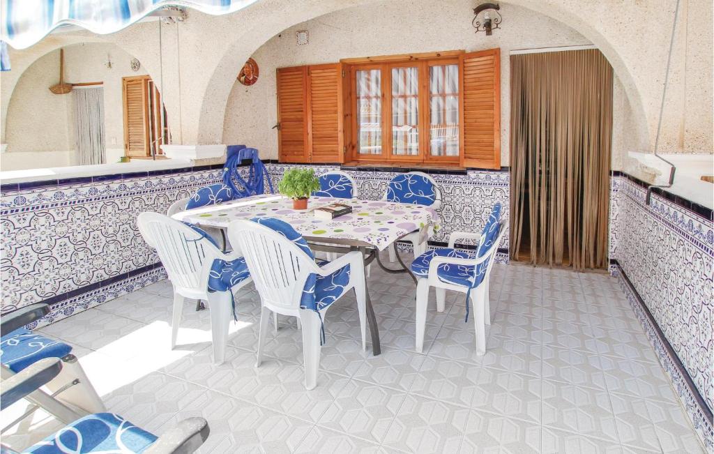Gorgeous Home In Santa Pola - 4