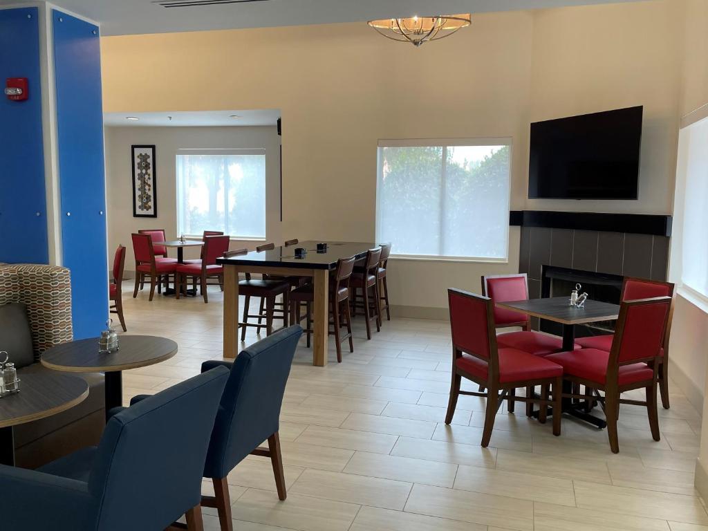 Food and beverages, Holiday Inn Express Hotel & Suites Bluffton at Hilton Head Area By IHG in Bluffton (SC)