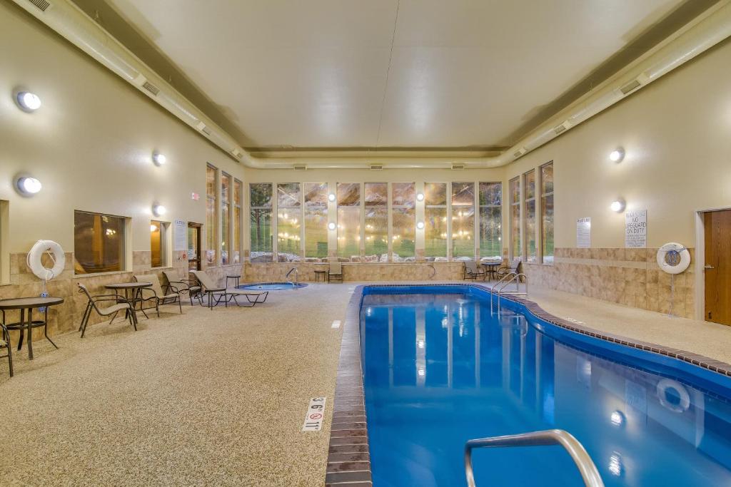 Holiday Inn Express Hotel & Suites Custer photo