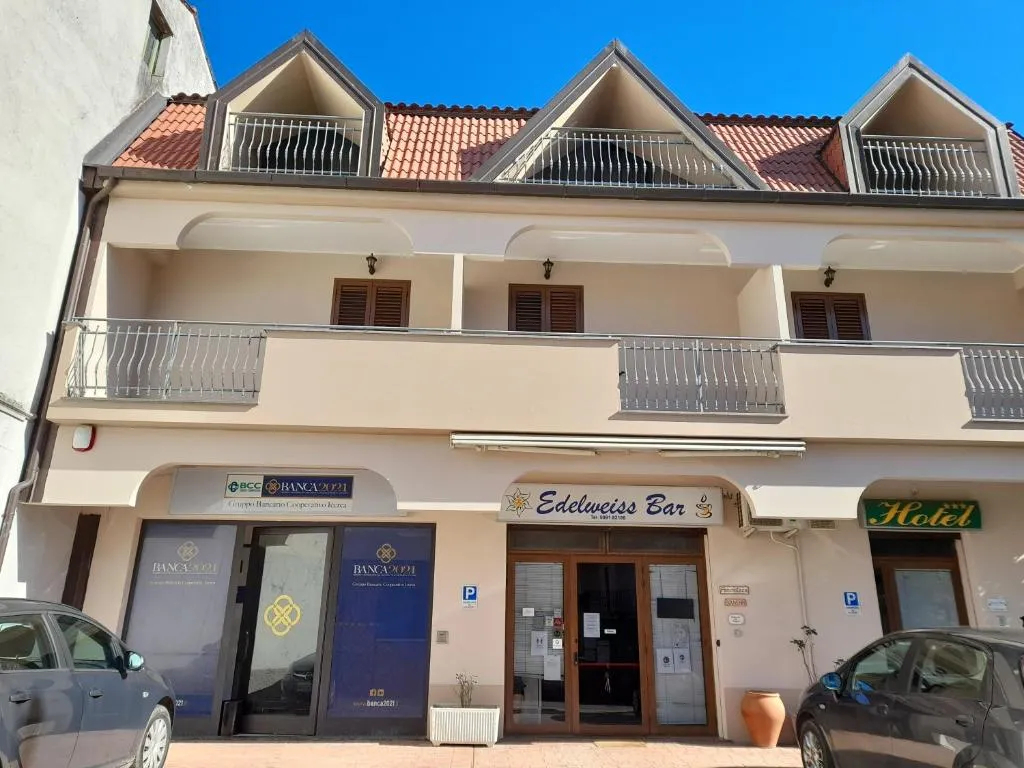 Hotel Edelweiss, hotel v destinaci Laino Borgo