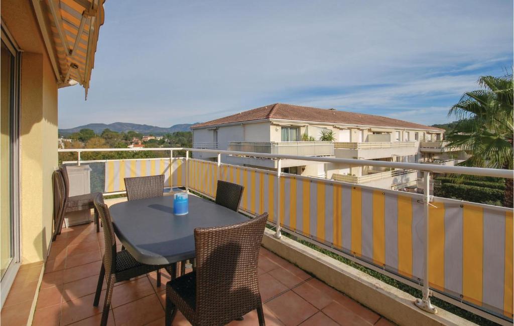 2 Bedroom Beautiful Apartment In Saint Raphael - 3