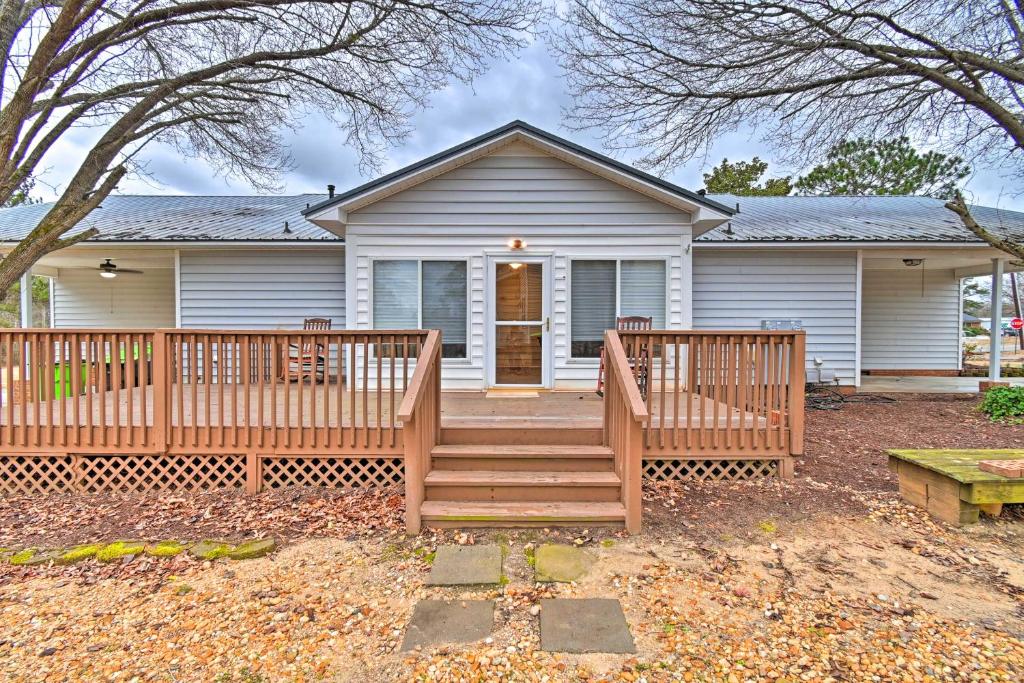 Less Than 1 Mi to Downtown Lillington Home with Deck, Lillington