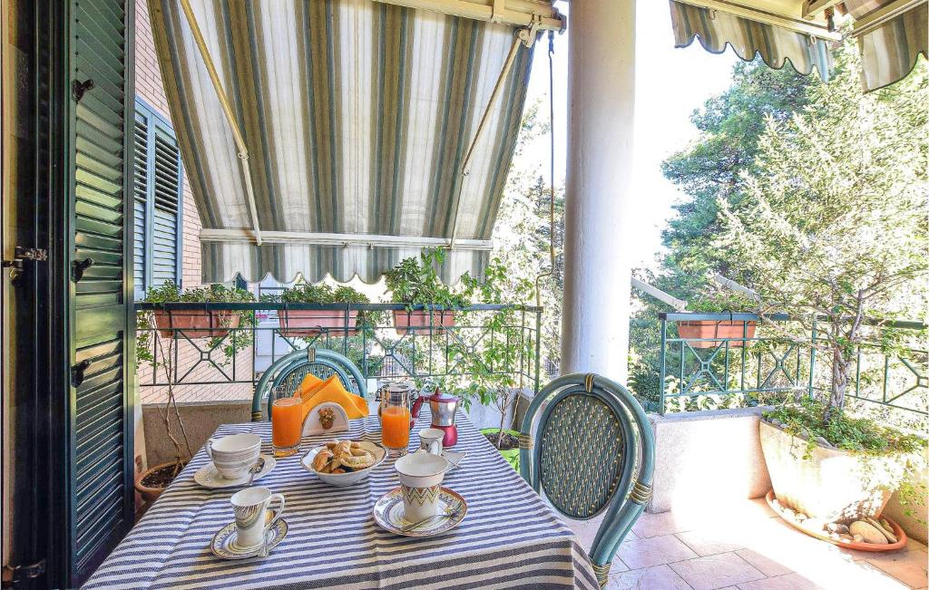 Beautiful apartment in Termoli with WiFi and 2 Bedrooms
