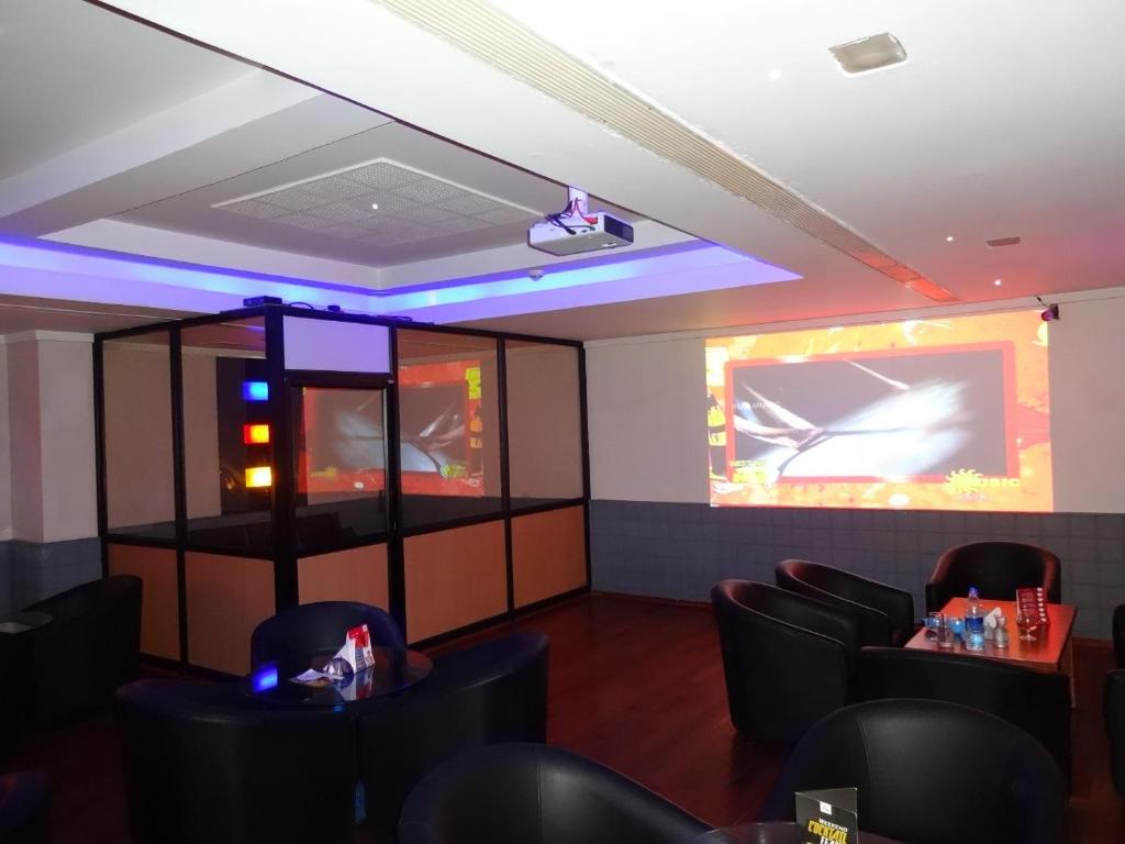 Shared lounge/TV area