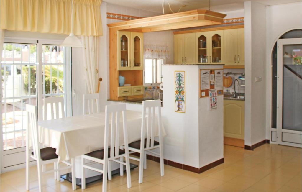 3 Bedroom Lovely Home In Torrevieja - 2