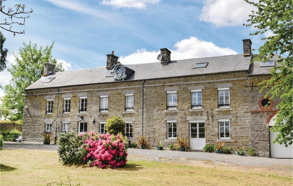 Beautiful Home In Vassy With 4 Bedrooms And Wifi