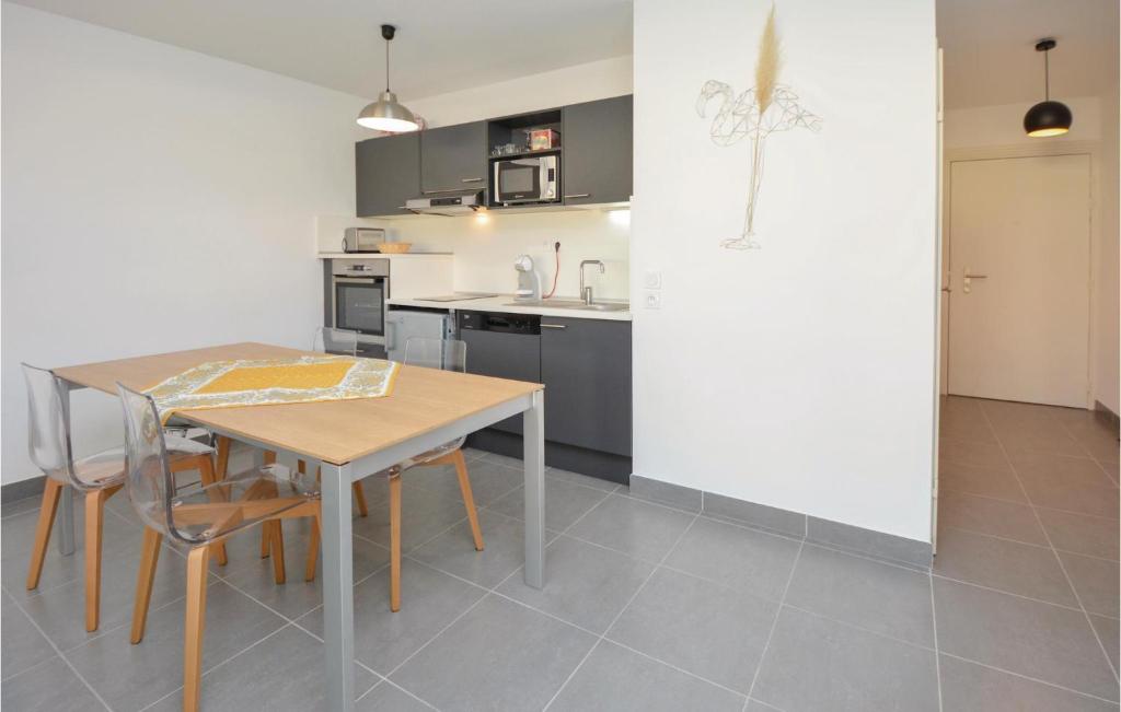1 Bedroom Lovely Apartment In Aigues-Mortes - 4