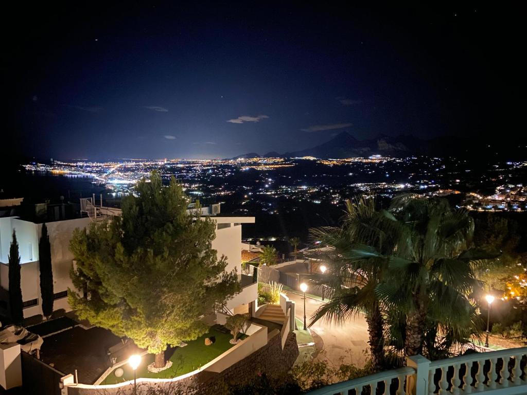 Villa Aleandra con Maravillosas Vistas al mar! - 3