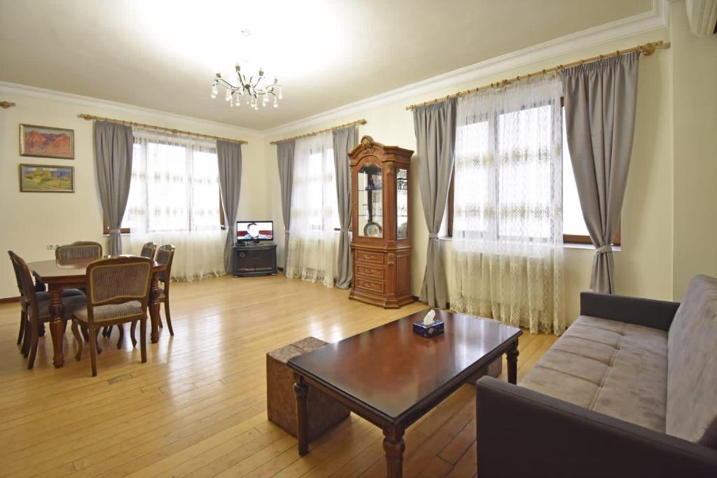 Byuzand7 new building in Republic Square, Jerevan