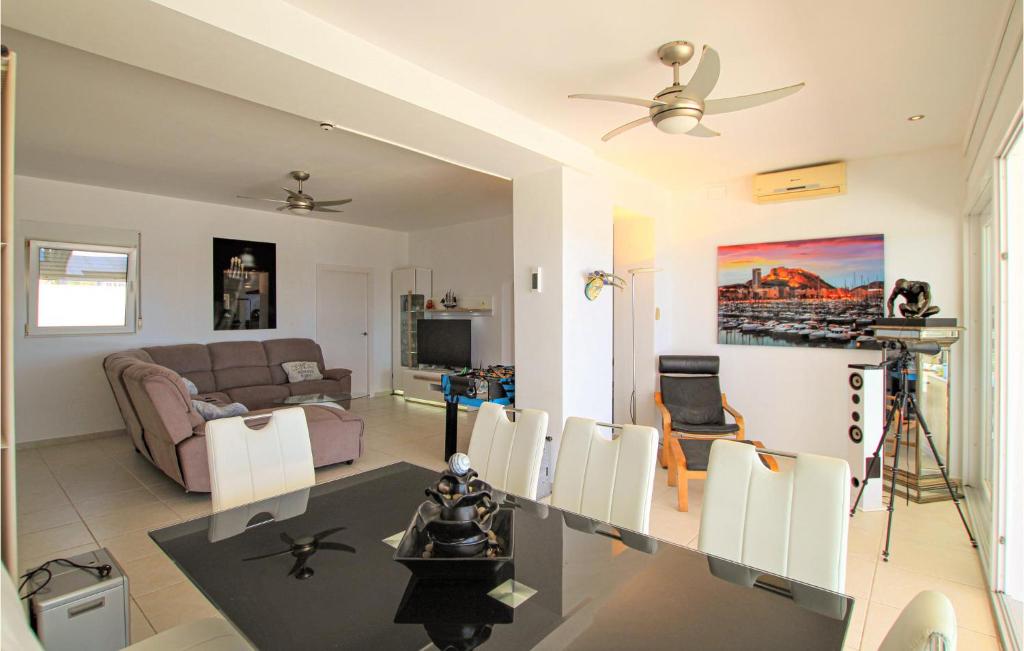 Gorgeous Home In El Campello - 4