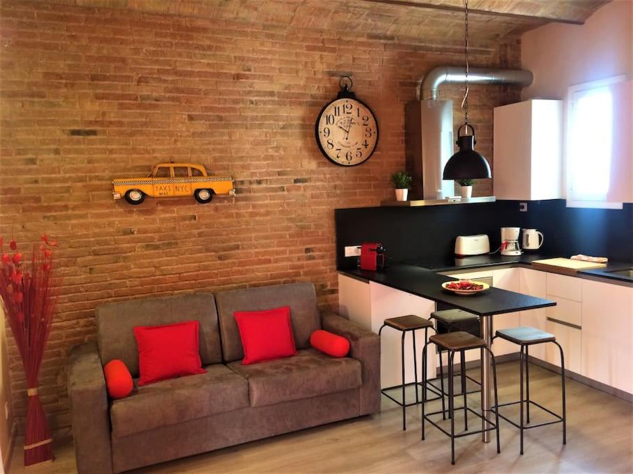 Lovely & bright Vila Olimpica beach apartment, Barcelona