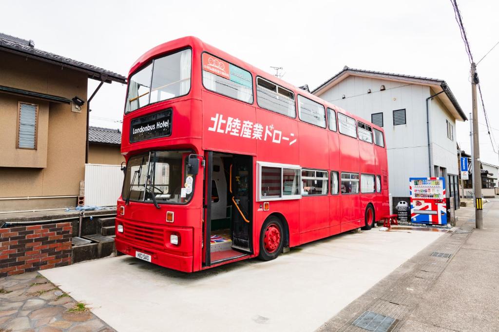 LondonBusHotel &amp; WOODDY — Hotel in Kaga