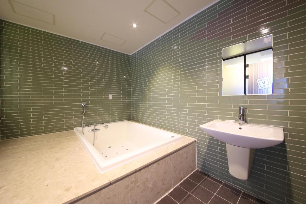 Moonbay Hotel photo