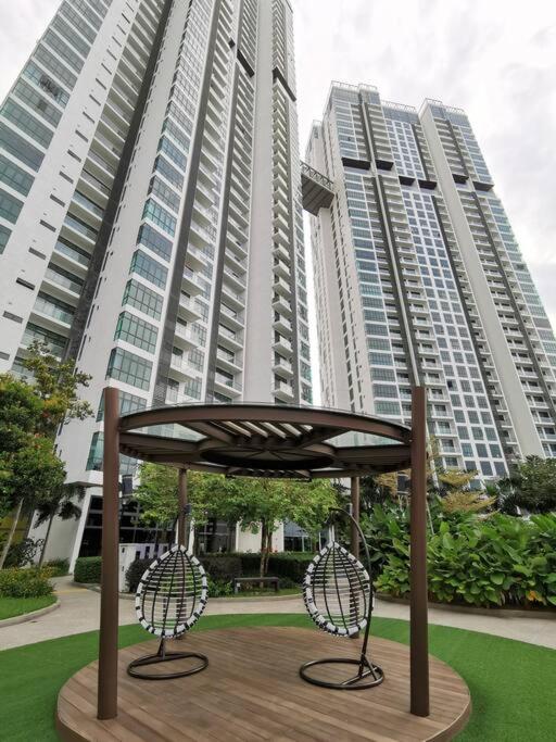 Grand Suites 4BR 12Pax Gathering First Choice WIFI NETFLIX!! 60"TV By STAY — Hotel in Johor Bahru