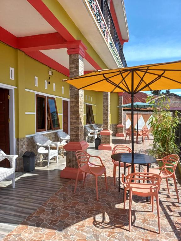 WISMA SUNRISE GUEST HOUSE 10 minutes by walking to the big fruit market in Berastagi