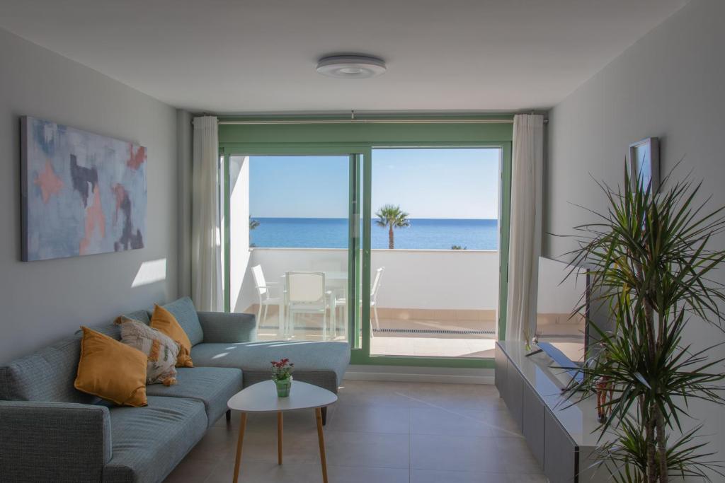 Precioso apartamento frente a la playa con piscina - 1