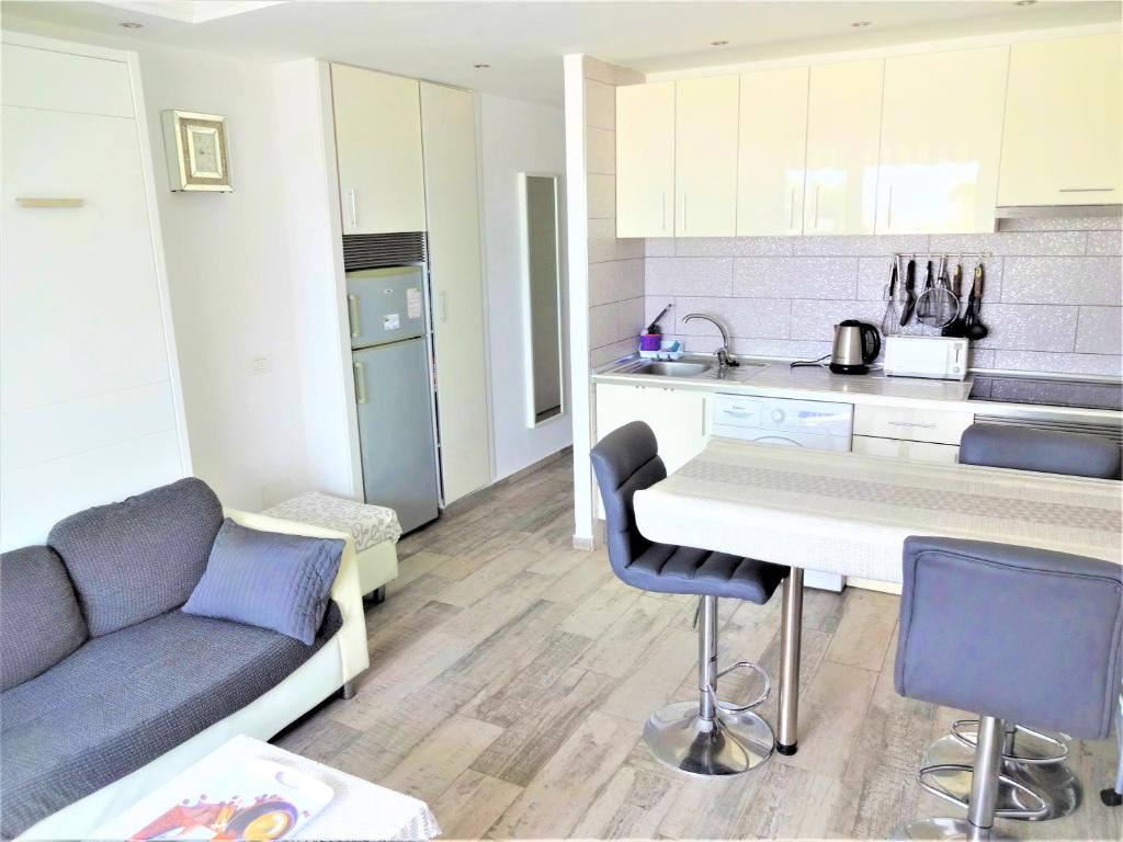 Sunset apartment with sea view and free WIFI in the heart of Las Americas - 5