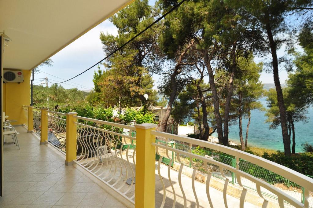 Spacious 100m2 apt w big terrace & great sea view, Slatine