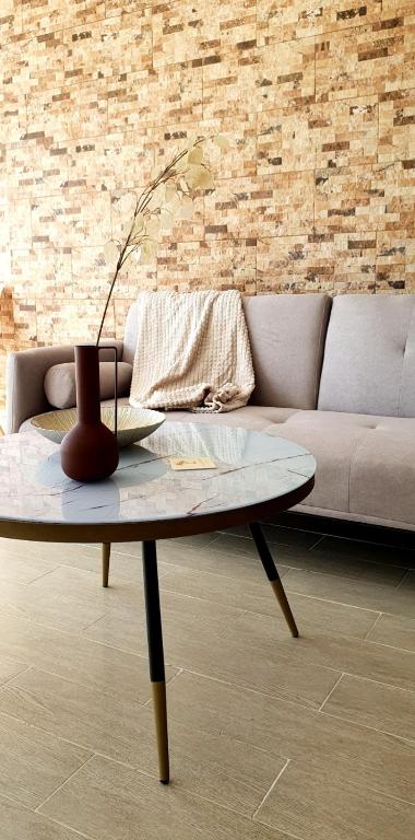 One Palm View 2-BDR - A step from the ocean!, Benalmádena