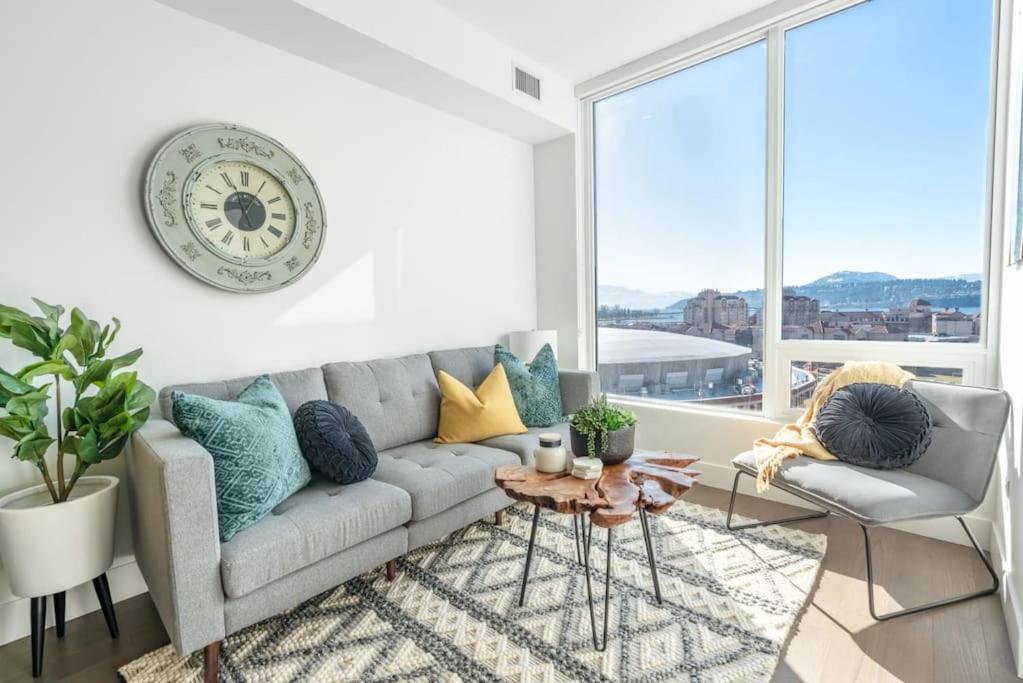 The Luna I Pool I Hot Tub I Heart of DT Kelowna