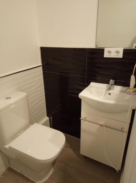 Alquilo Habitación individual con aseo privado solo Chicas, only girls - 4