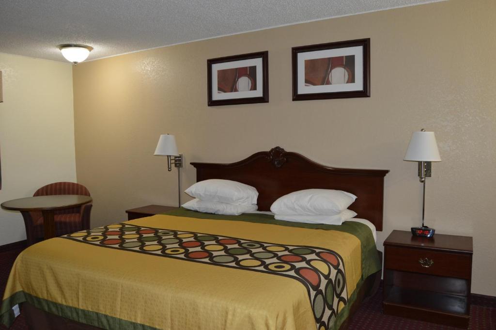 Super 8 By Wyndham Clinton photo