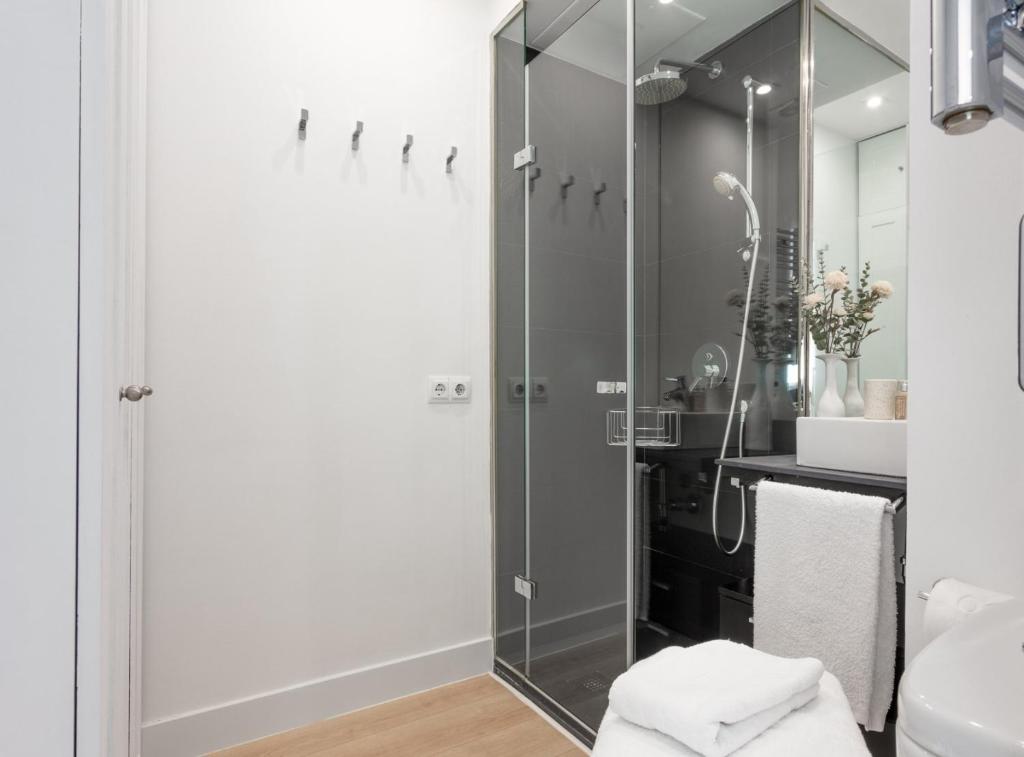 Renovated small loft for 2 pax AYALA III photo