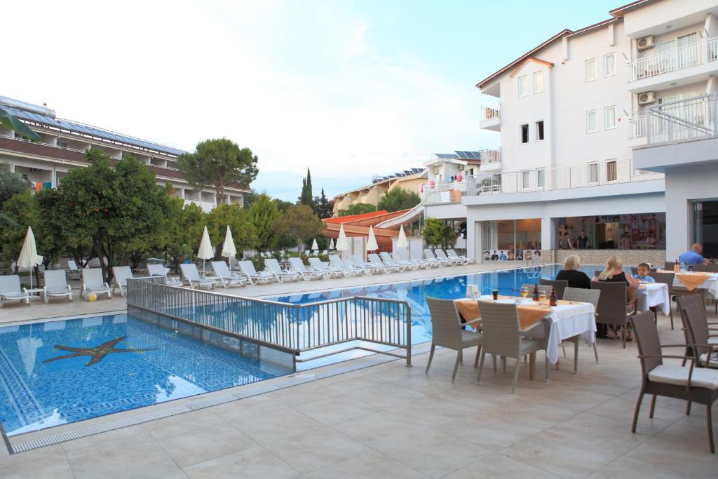 Catty Cats Garden Hotel — Side