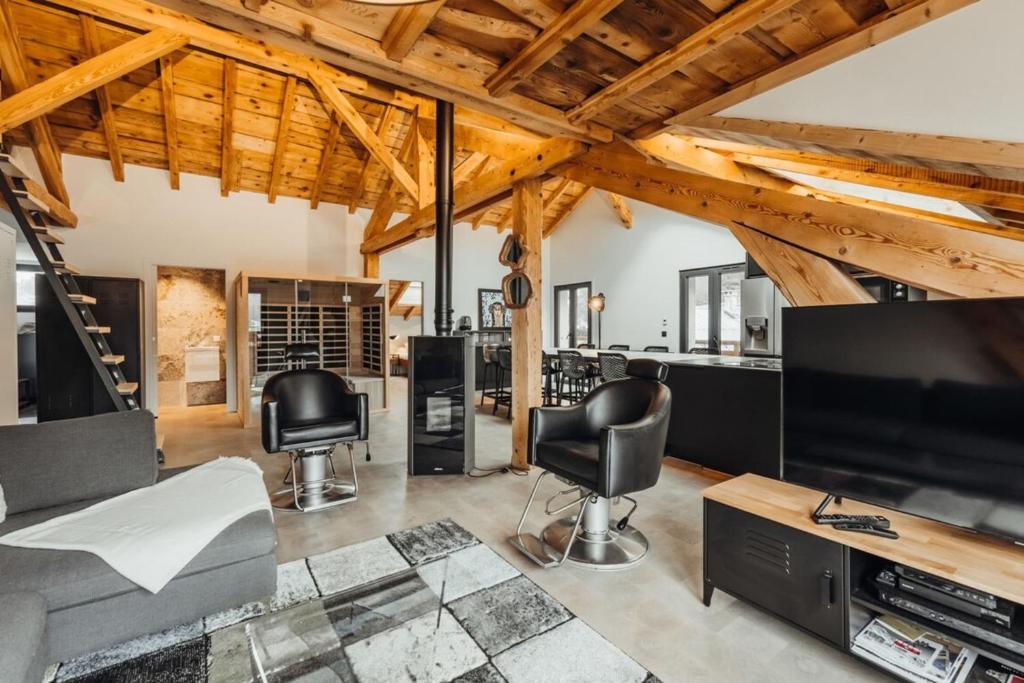 Luxurious 3 bedroom apartment with sauna and garage photo