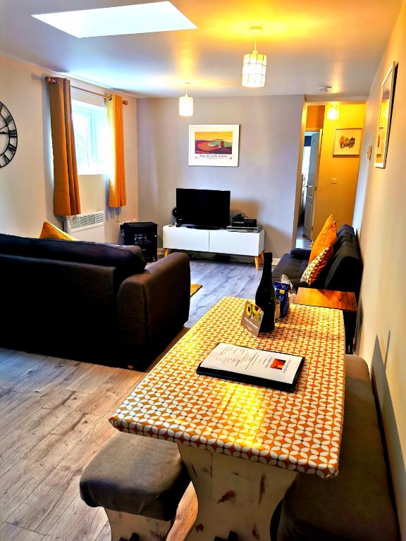 Sunflower Apartment, Family accommodation Near Tenby in Pembrokeshire, Tenby