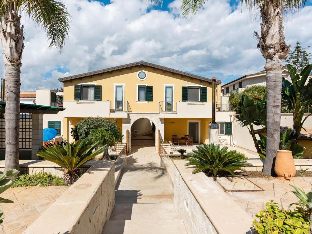 Seaside Apartment with BBQ & Garden, Reitani