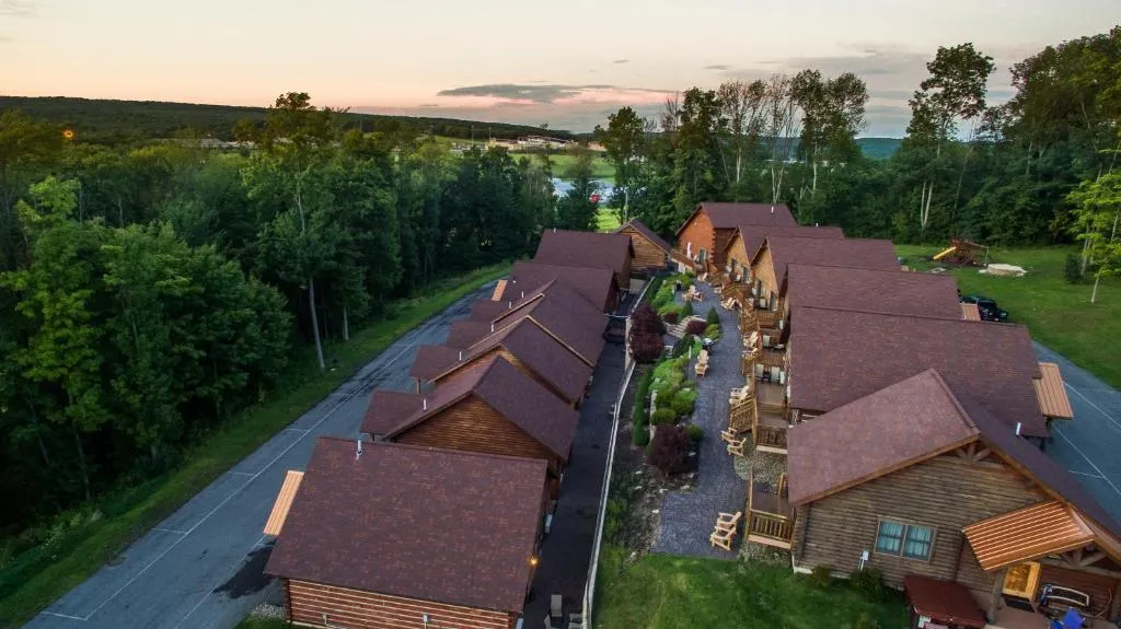 The Lodges at Sunset Village, hotel in McHenry