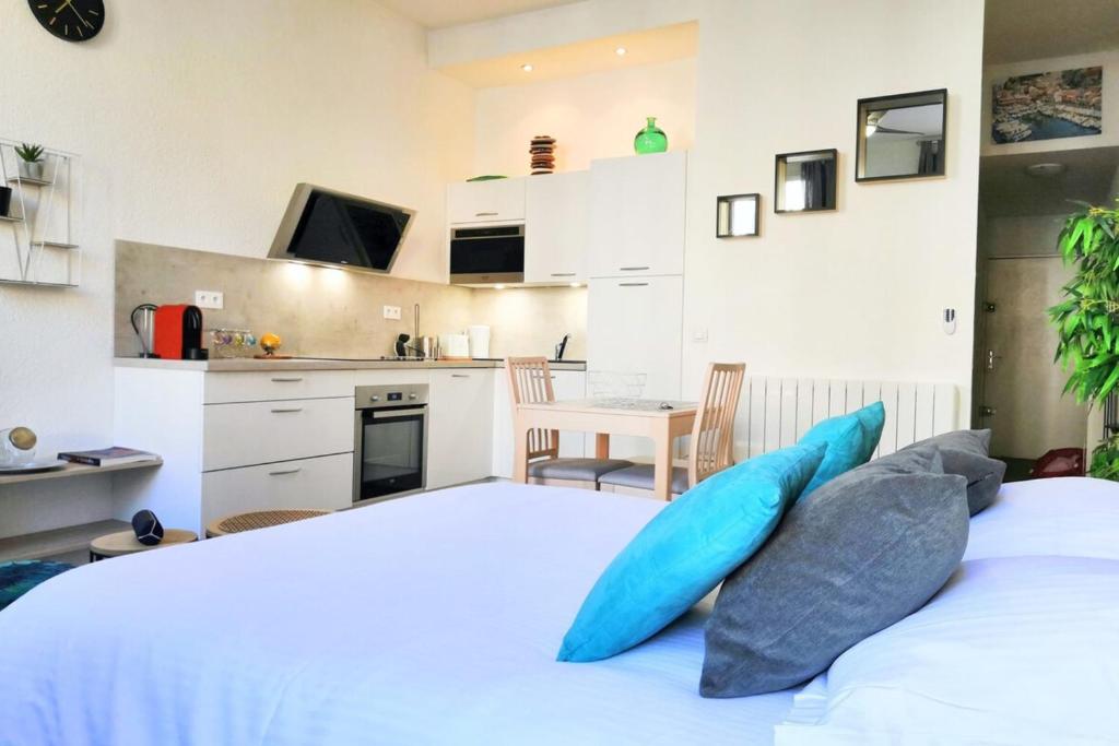 Cozy furnished studio in the heart of the city near all the amenities photo