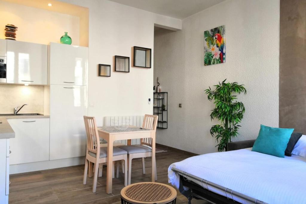 Cozy furnished studio in the heart of the city near all the amenities photo