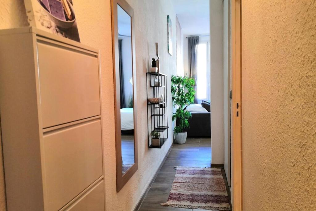 Cozy furnished studio in the heart of the city near all the amenities photo