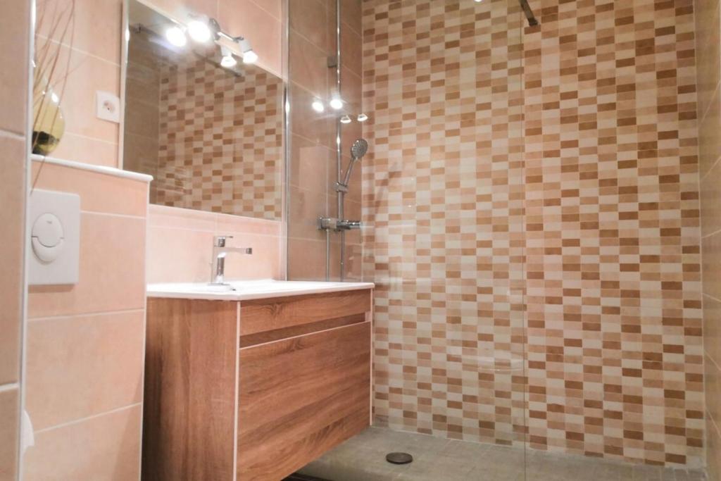 Cozy furnished studio in the heart of the city near all the amenities photo