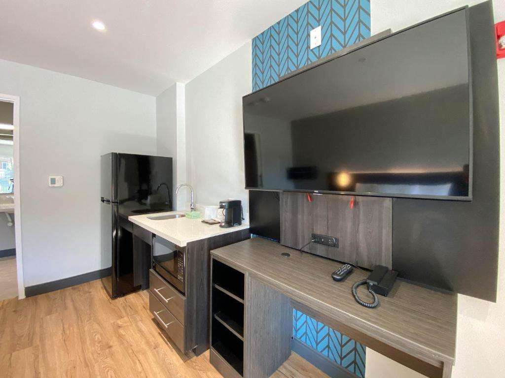 Studio 6 Suites Stockton, CA Waterfront photo