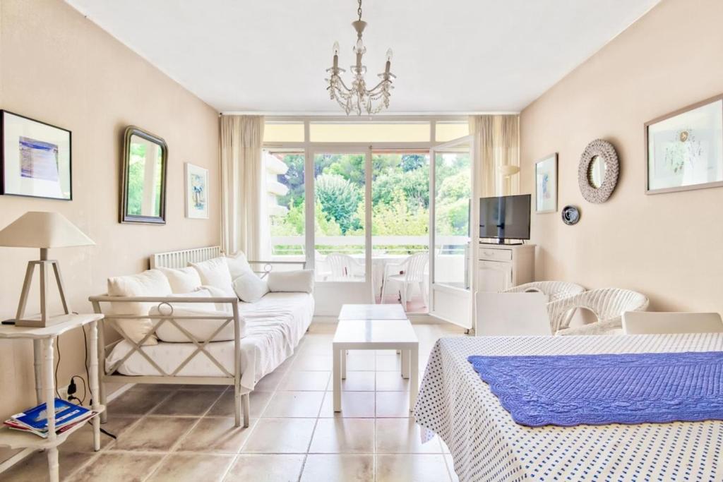 Cozy furnished apartment near all the amenities with parking and terrace — Hotel in Antibes