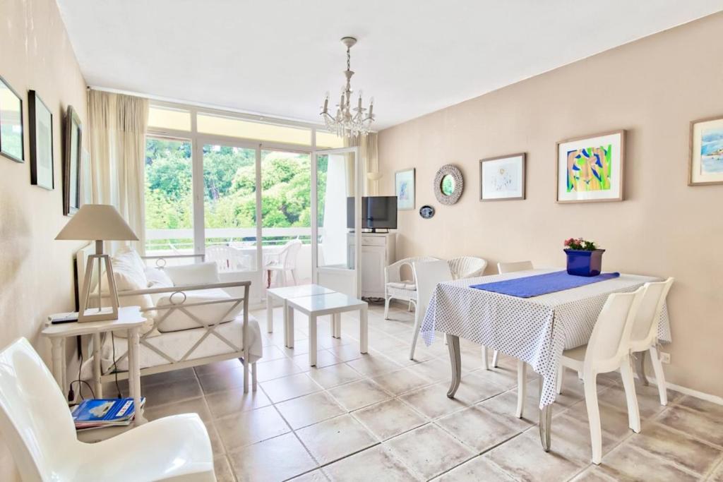 Cozy furnished apartment near all the amenities with parking and terrace photo