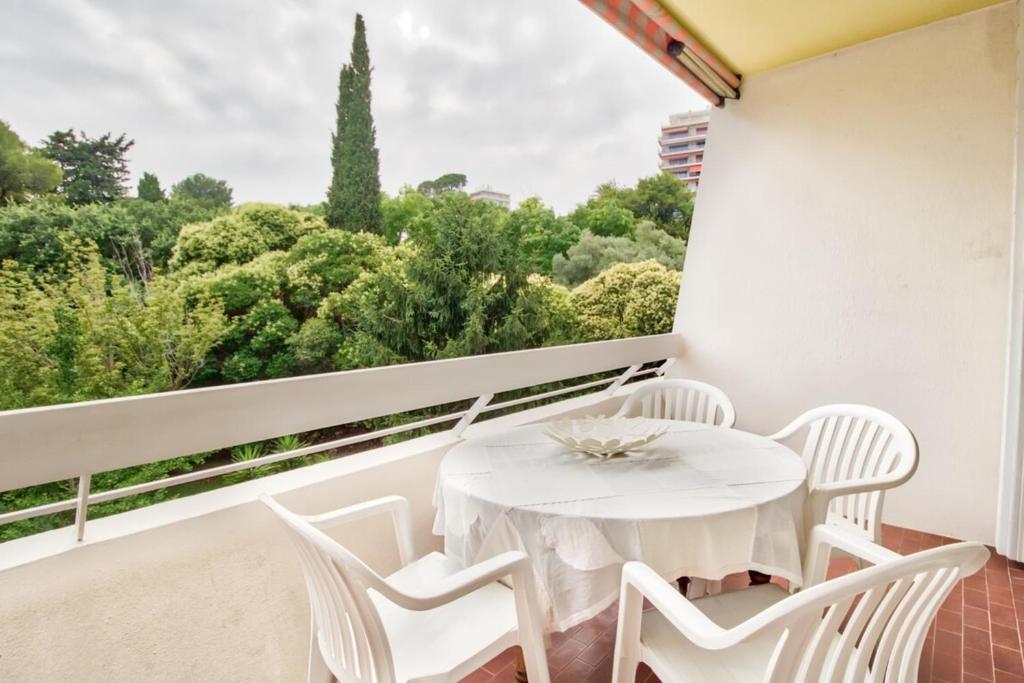 Cozy furnished apartment near all the amenities with parking and terrace photo