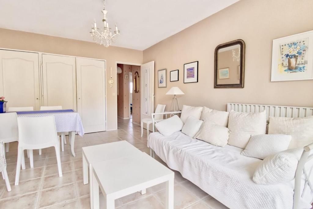Cozy furnished apartment near all the amenities with parking and terrace photo