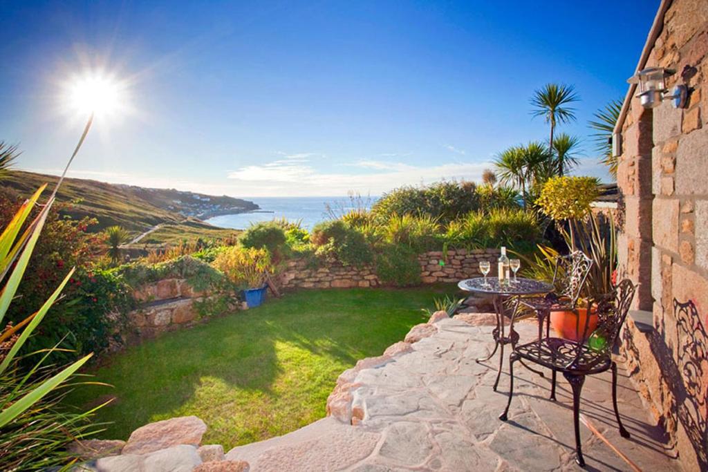 The Studio Cottage, with, Sea views, Garden, Amazing Location by beach, Sennen