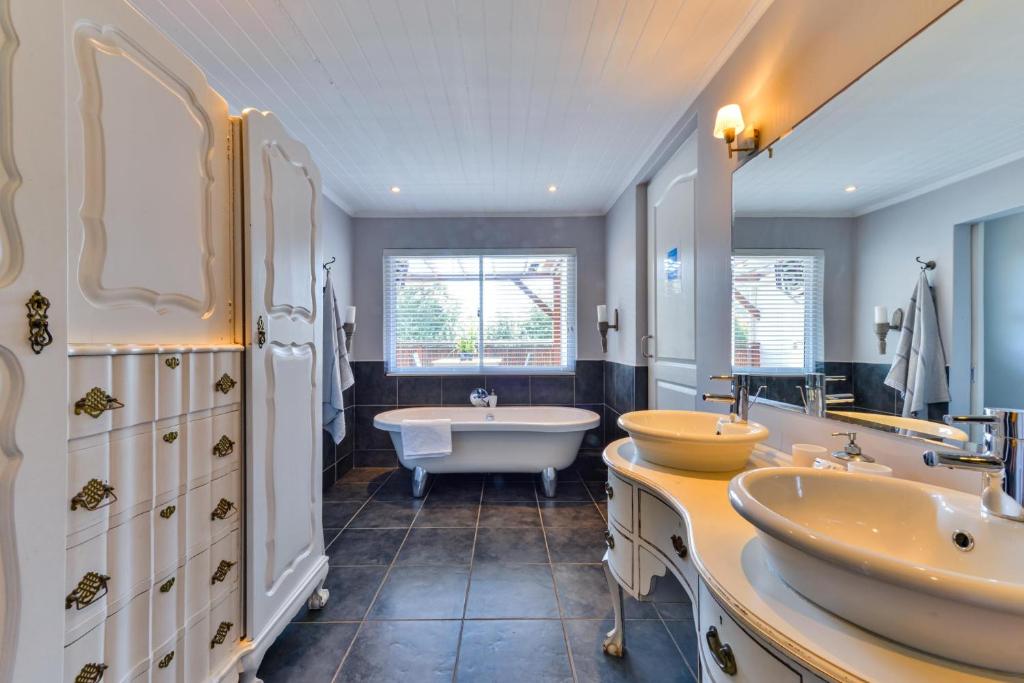 Singing Kettle Beach Lodge photo