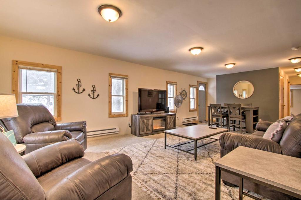 WellAppointed Onalaska Cabin Walk to Lake!, Holiday home Onalaska